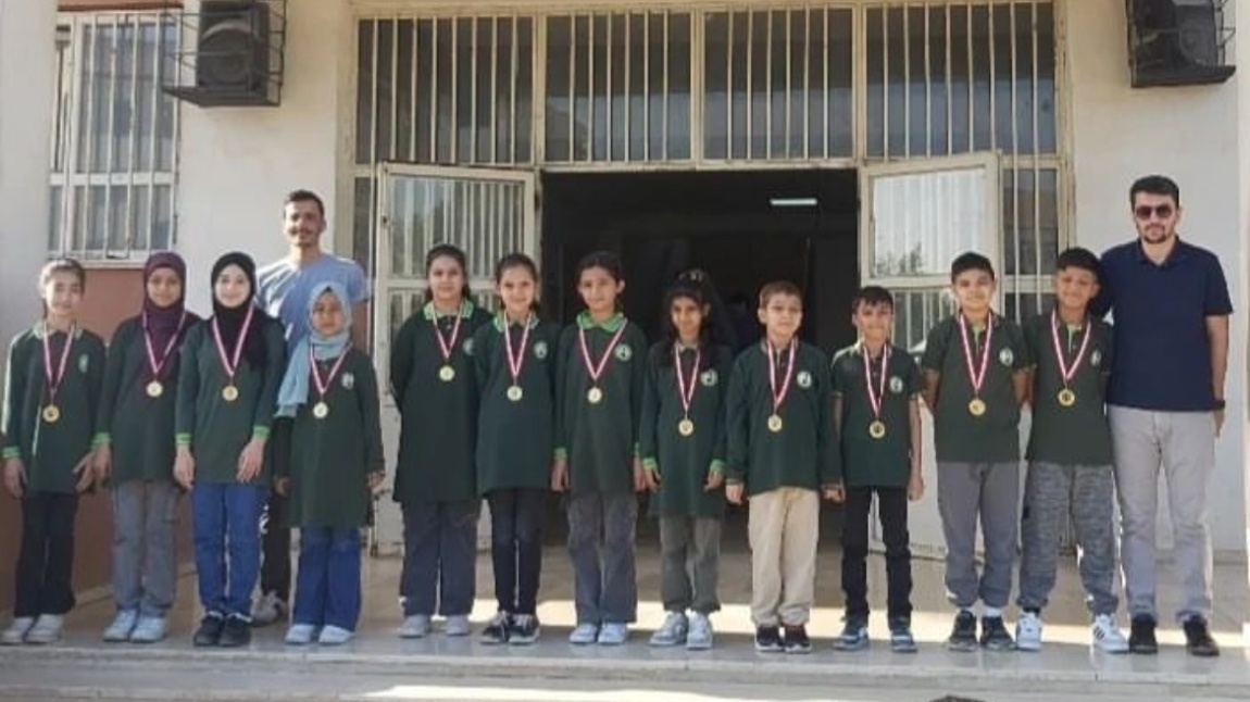 Okulumuzda Düzenlenen Bilgi Yarışmasında Birinci Olan Öğrencilerimize Madalya Töreni Yapıldı.