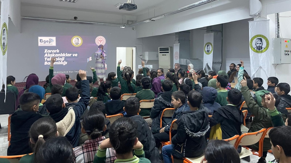 Okulumuzda İlçe Sağlık Müdürlüğü Personelleri Tarafından “Zararlı Alışkanlıklar ve Teknoloji Bağımlılığı” Semineri Düzenlendi.