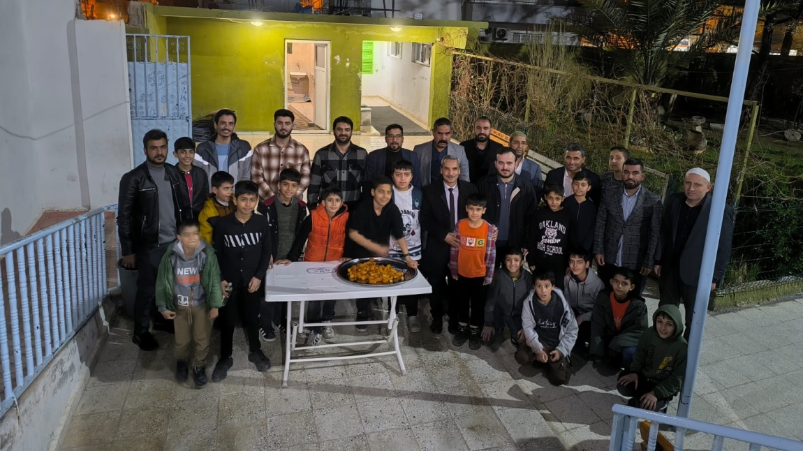 Velilerimiz,Öğretmenlerimiz ve Öğrencilerimiz İle Birlikte Ramazan Ayı’nın Manevi Atmosferi Paylaşmak İçin Teravih Namazında Buluştuk.